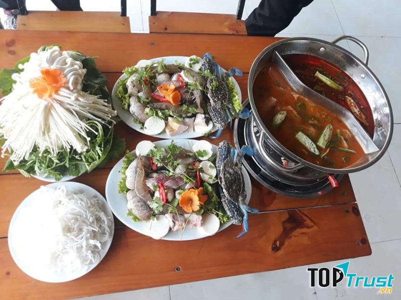 Quán phục vụ khách yêu rất nhiều loại hải sản tươi sống được chế biến ngon và đậm vị như tôm hùm, mực, cua, sò điệp