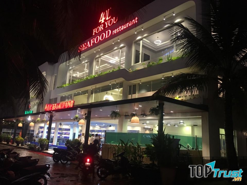 Nhà hàng 4U-For You Seafood toạ lạc bên bãi biển Mỹ Khê xinh đẹp là điểm đến thân quen của thực khách