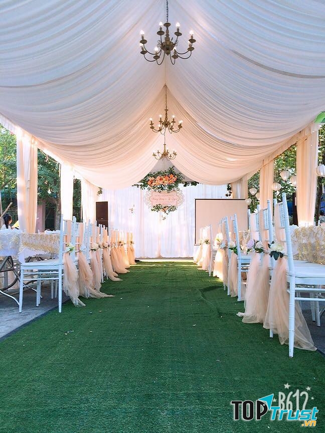 Trang trí phía trong rạp cưới