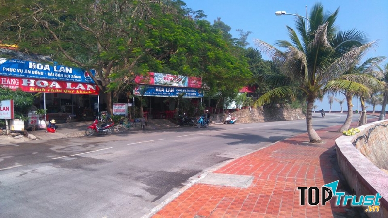 Không gian bên ngoài nhà hàng Hoa Lan