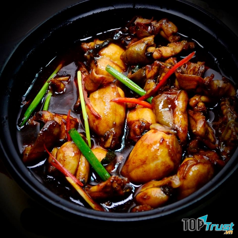 Nhà hàng Hoàng Anh nổi tiếng với hai món đặc sản là cháo ếch và lẩu ếch