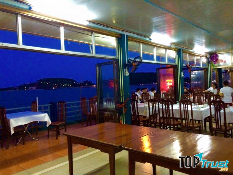 Không gian thoáng mát, rộng rãi ở nhà hàng Hồng Bàng