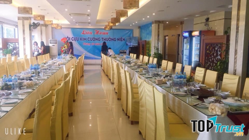 Nhà hàng có khuôn viên rộng rãi, sang trọng với bốn tầng lầu có thể phục vụ cùng lúc tới hơn 100 thực khách