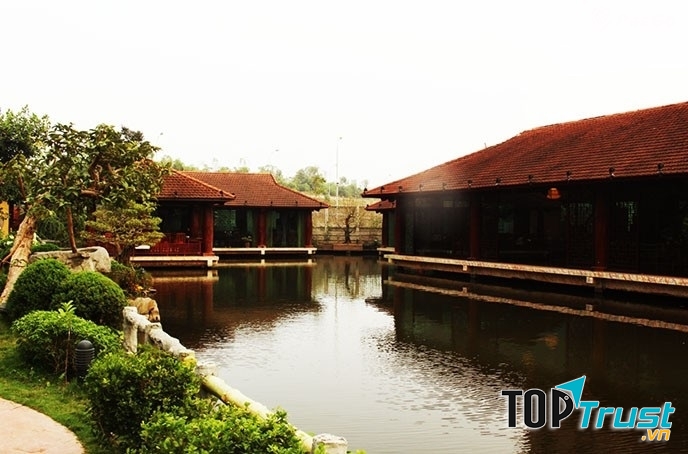 Nhà hàng Hương Quê là một trong những nhà hàng sân vườn đẹp, hút khách nhất ở Hà Nội