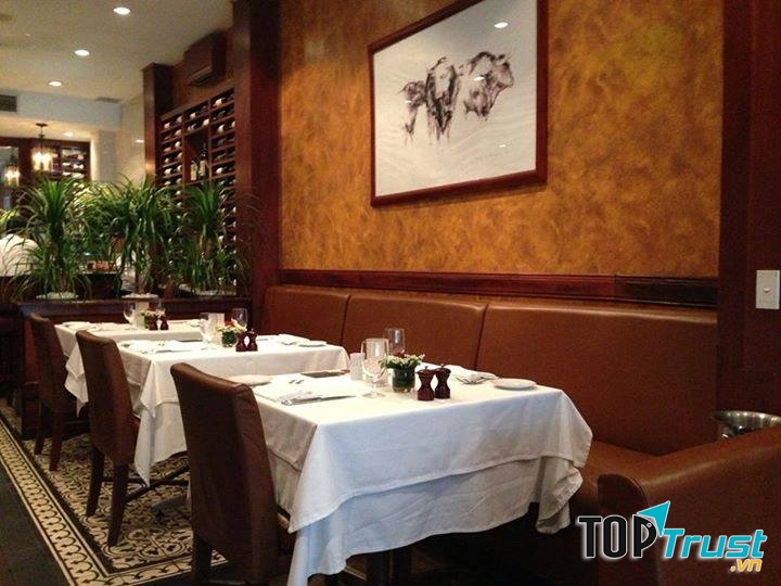 Nhà hàng Jacksons Steakhouse sở hữu phong cách cổ điển