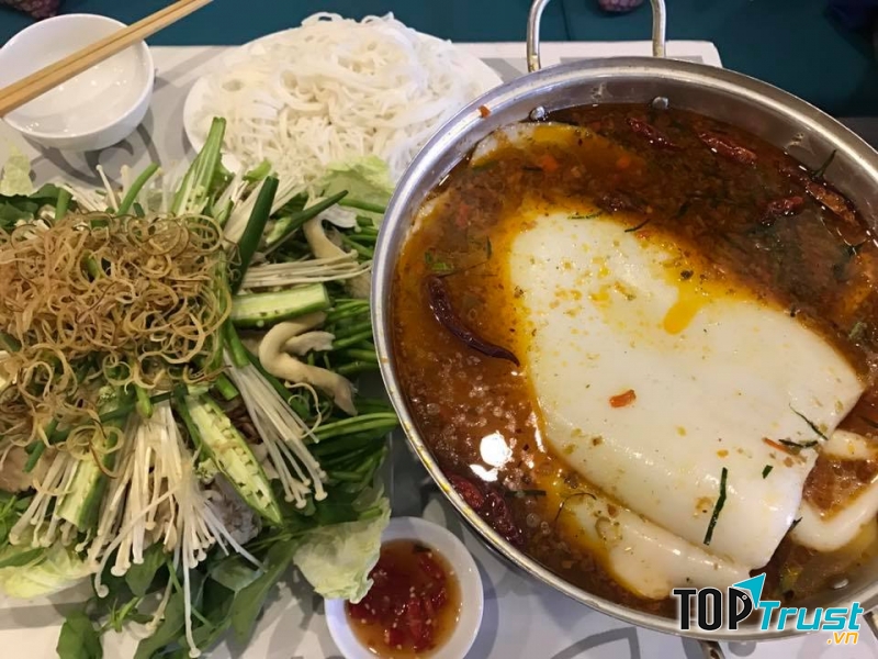 Lẩu mực khổng lồ là món đặc biệt của nhà hàng này