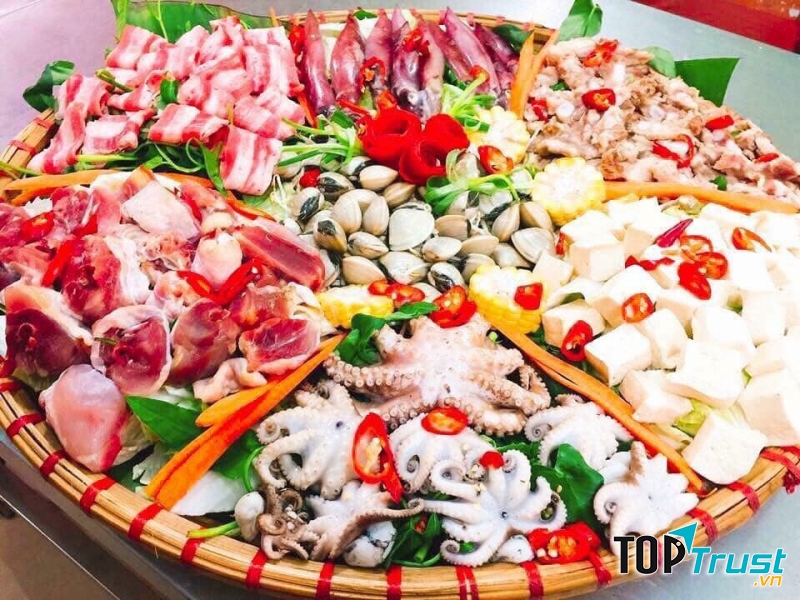 Quán phục vụ rất nhiều loại lẩu như lẩu ếch, lẩu gà, lẩu riêu cua, lẩu cá, lẩu hải sản… với mức giá rất phải chăng