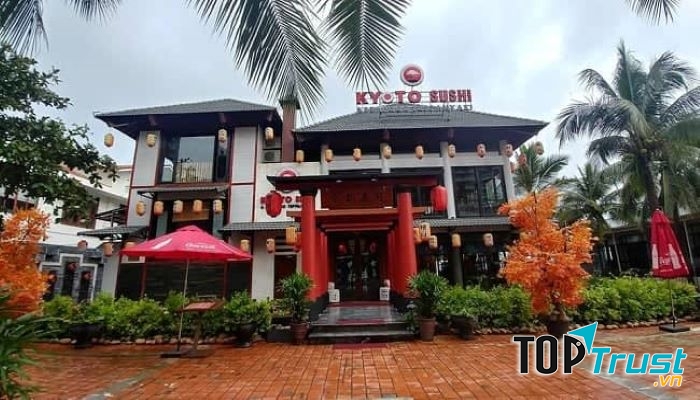 Kyoto Sushi tọa lạc ngay cạnh bờ biển Mỹ Khê xinh đẹp