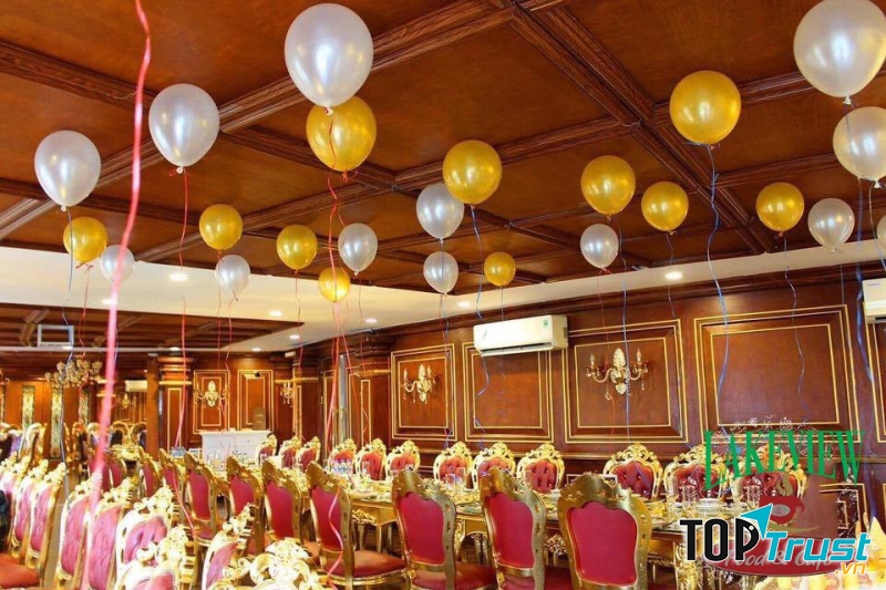 Bữa tiệc tại nhà hàng sang trọng