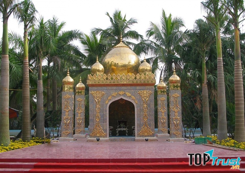 Một góc nhỏ của tòa lâu đài dát vàng