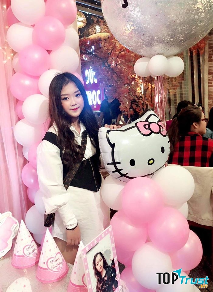 Vị khách xinh đẹp tổ chức sinh nhật tại quán