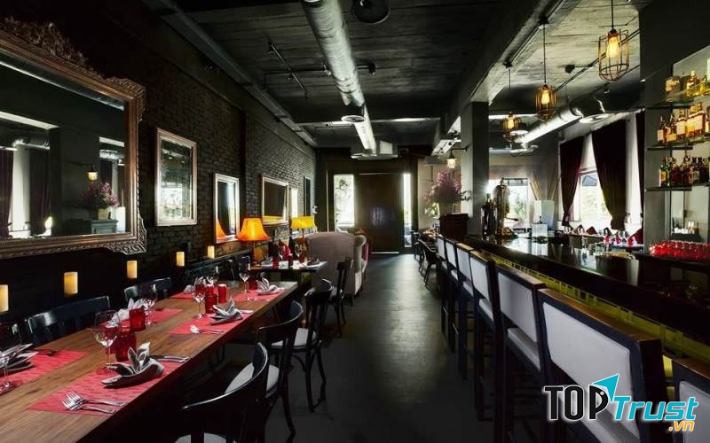 Nhà Hàng Le Cortophong có cách thiết kế theo lối kiến trúc đặc trưng của pháp