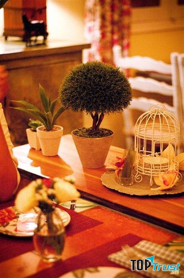 Bàn ăn được trang trí rất lãng mạn tại nhà hàng Le Jardin De Sao Mai