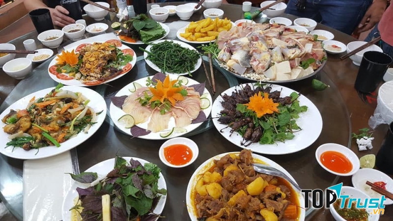 Bàn ăn với đầy đủ các món mang đậm hương vị Tây Bắc