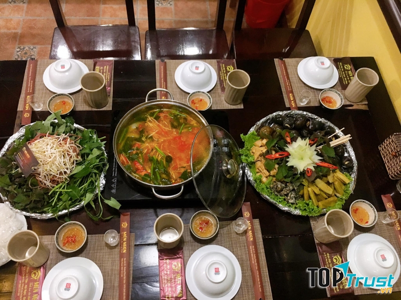 Menu đồ ăn siêu đa dạng, không chỉ những món ăn hàng ngày mà còn có thêm lẩu