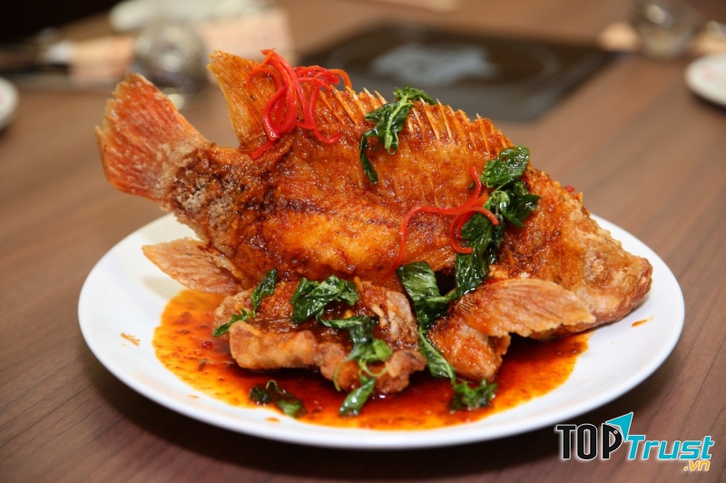 Món cá chẽm sốt me ba vị