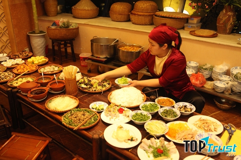 Khu bày chợ quê với các món bánh truyền thống và bún.