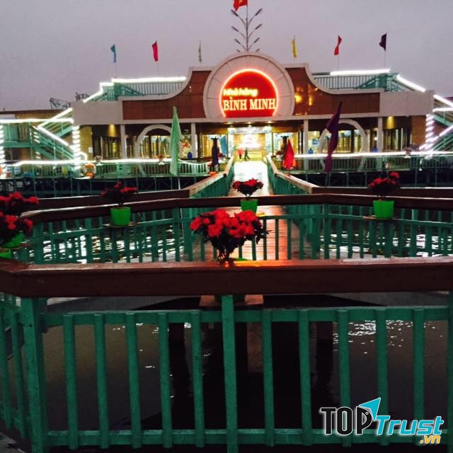 Nhà hàng nổi Bình Minh