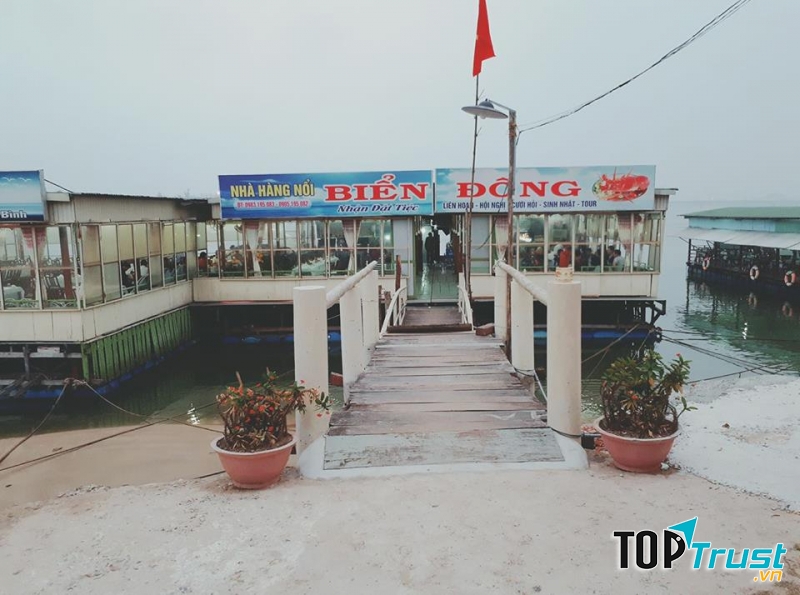 Nhà hàng nổi Biển Đông