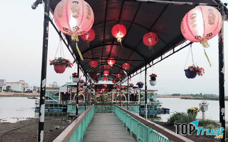 Nhà hàng nổi Biển Đông