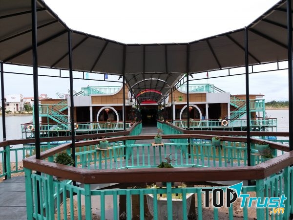 Nhà hàng nổi Bình Minh