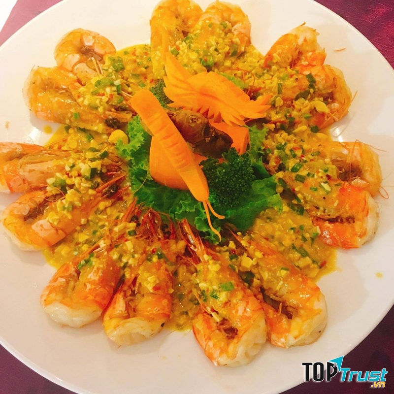 Thực đơn tại Nhà hàng nổi sông Hương đa dạng và được đánh giá khá cao về chất lượng các món ăn