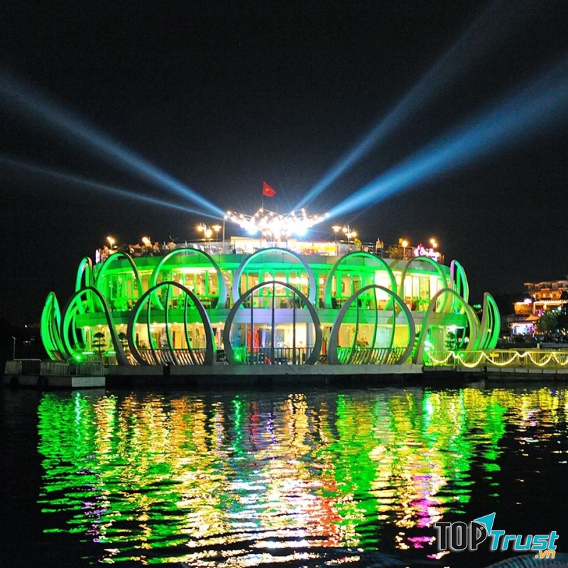 Nhà hàng nổi sông Hương