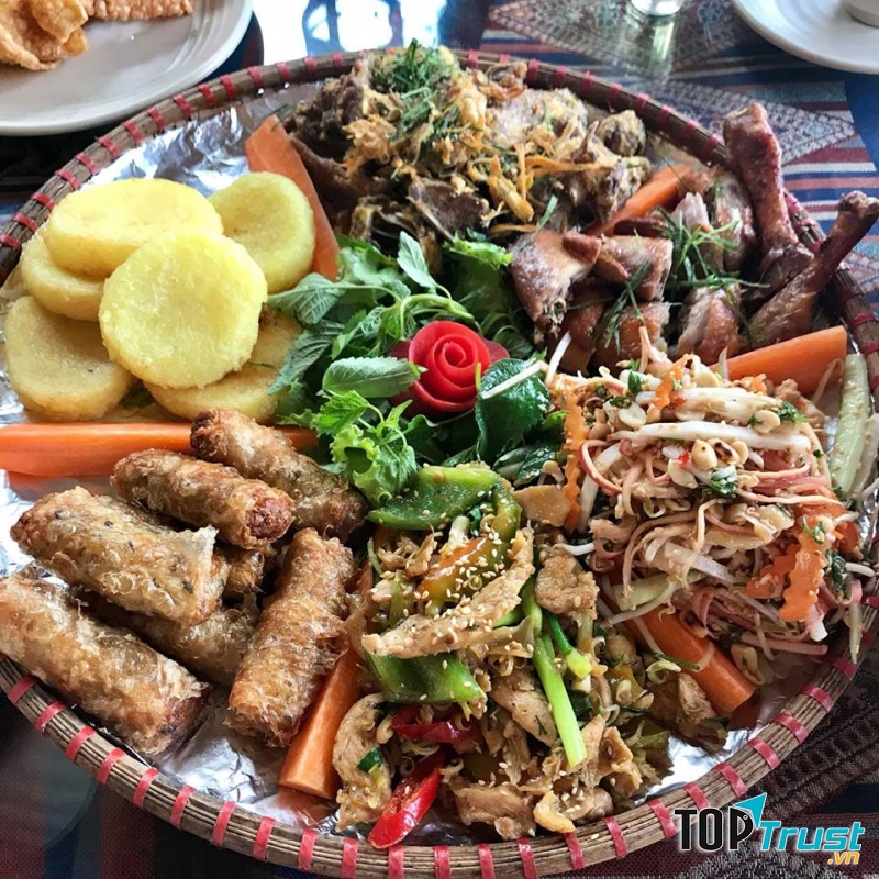 Nhà Hàng Ô QUÝ HỒ Sapa