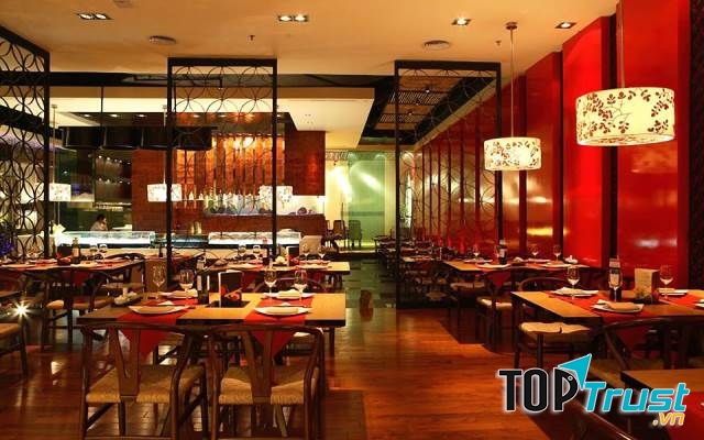 Không gian huyền bí đầy nghệ thuật với màu đỏ đen làm chủ đạo