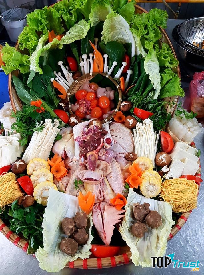 Lẩu gà đặc biệt hấp dẫn thực khách