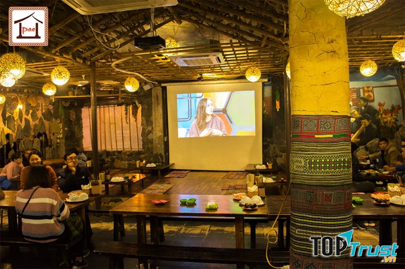 Màn chiếu bóng luôn sẵn sàng để phục vụ thực khách có nhu cầu cổ vũ bóng đá