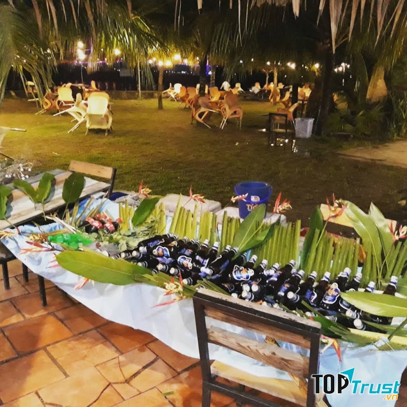 Nhà Hàng Phố Biển