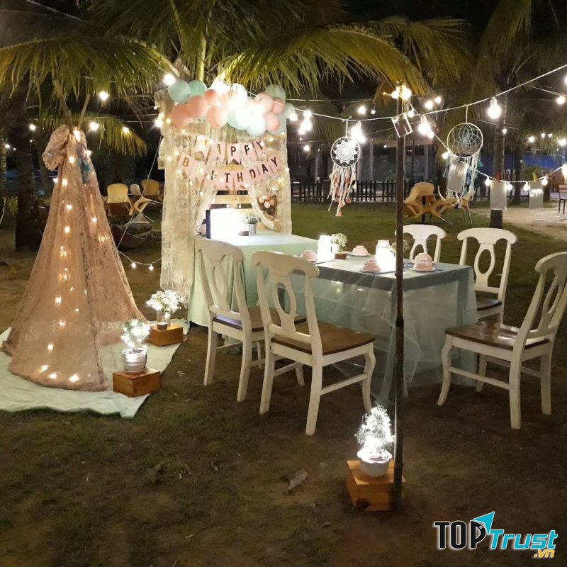 Nhà Hàng Phố Biển