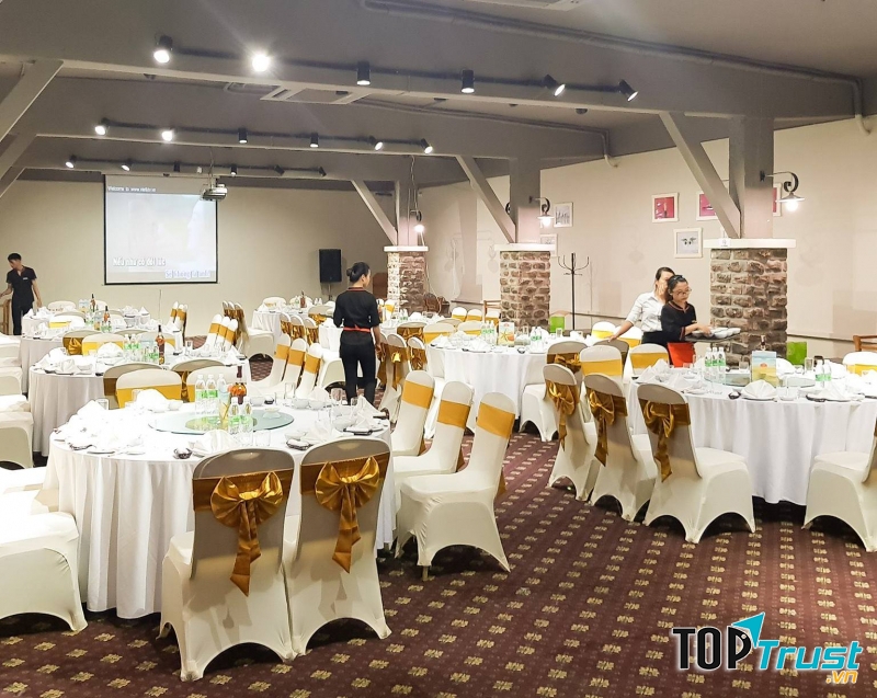 Nhà Hàng Phố Biển