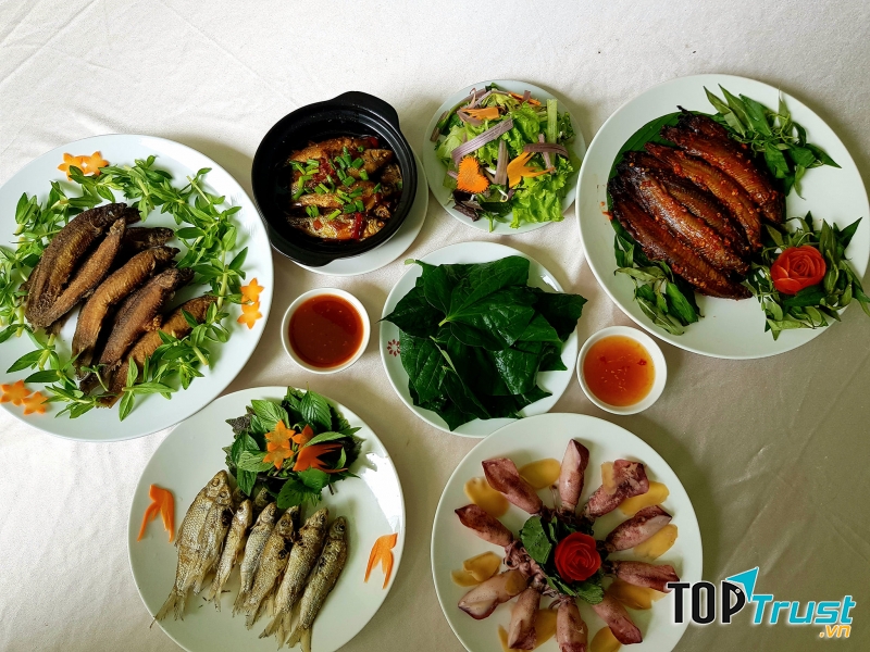 Món ăn gia đình hấp dẫn tại nhà hàng