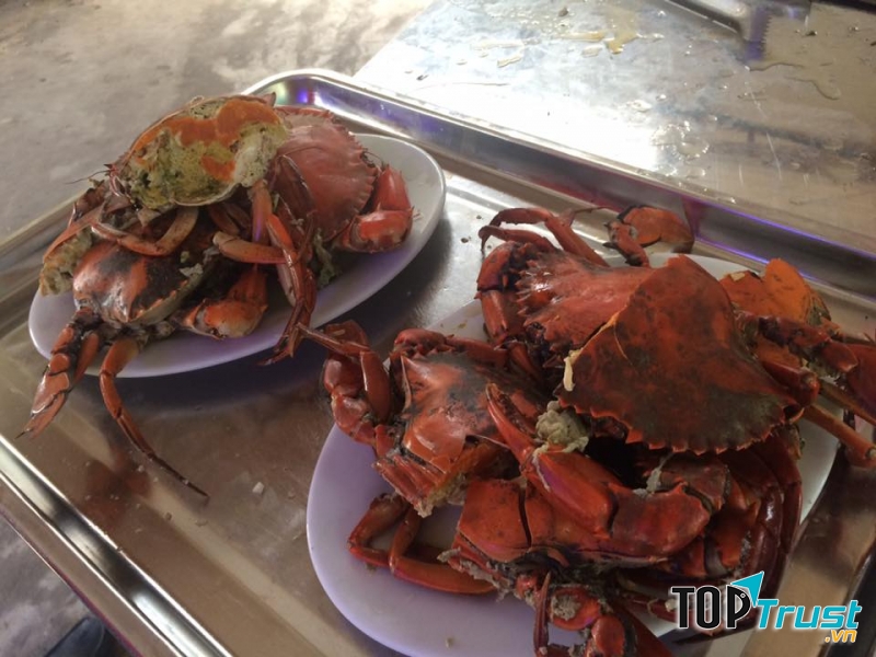 Món ăn thơm ngon được chế biến từ nguyên liệu hải sản tươi sống ở nhà hàng