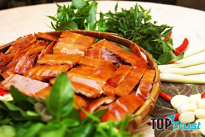 Nhà hàng Quá Ngon sở hữu không gian mở, rộng rãi, thoáng mát; thức ăn ngon miệng