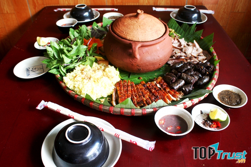 Thực đơn Quán Xưa Láng Hạ khá đa dạng từ hương vị đến thể loại