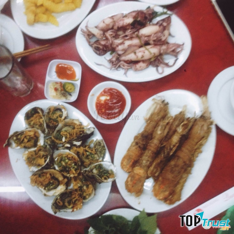 Hải sản tươi sống được lựa chọn tại bể và chế biến theo yêu cầu của thực khách