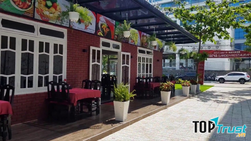 Nhà hàng Mana Garden tọa lạc trong khuôn viên sân vườn rộng rãi thoáng mát
