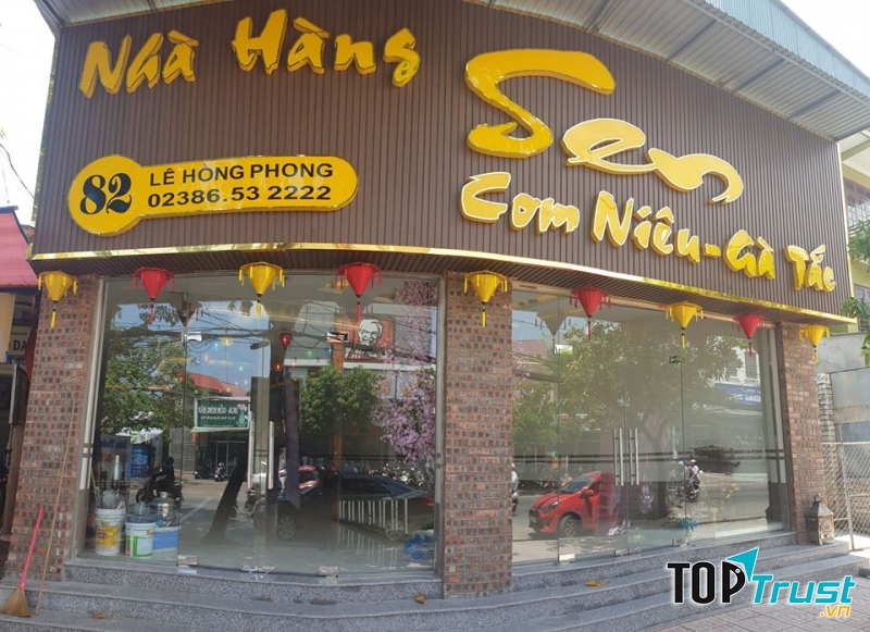 Không gian nhà hàng rộng rãi, sang trọng