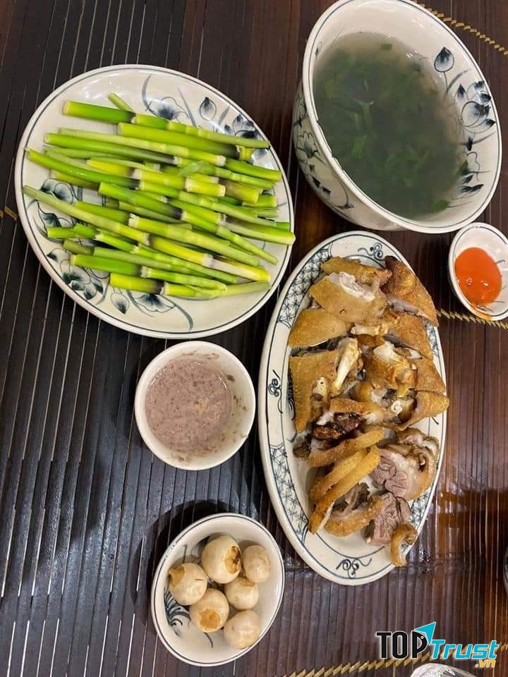 Mâm cơm tại Nhà hàng SEN