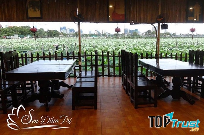 Nhà hàng Sen Đầm Trị là một trong những nhà hàng sinh thái đậm chất thiên nhiên ở Hà Nội