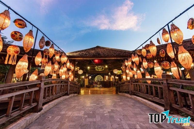 Không gian thiết kế của nhà hàng Sen Tây Hồ lấy cảm hứng từ hoa sen, hoa súng và kiến trúc cung đình xưa