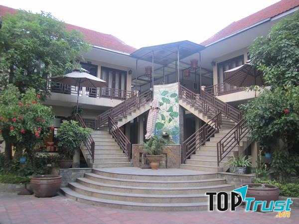 Nhà Hàng Sen Vàng