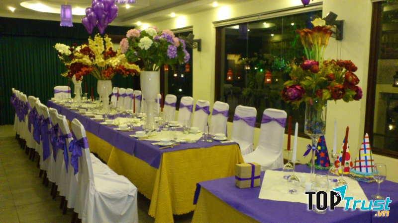 Nhà Hàng Sen Vàng