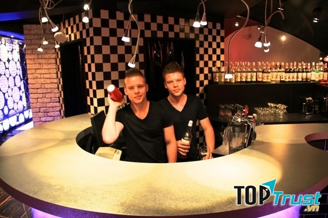 Nhà hàng sinh đôi: Twin Stars