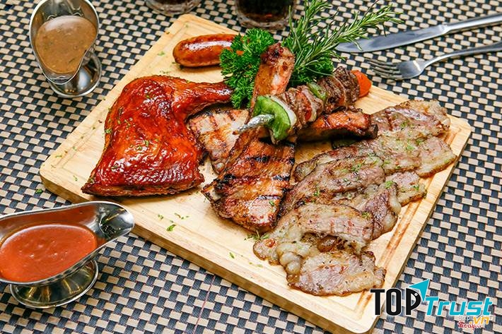 Món Âu hấp dẫn tại nhà hàng.