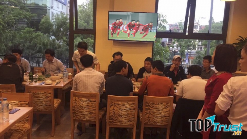 Hệ thống màn hình tivi tại nhà hàng Song Dương sẵn sàng chiếu các trận đấu bóng để phục vụ thực khách