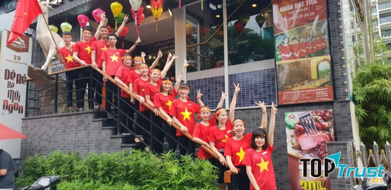 Nhân viên tại đây cũng hết sức hào hứng cổ vũ bóng đá mỗi khi đội tuyển quốc gia có trận đấu quan trọng